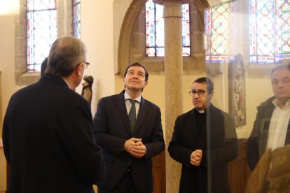 El candidato a la reelección a la Presidencia de la Junta de Castilla y León visita el Palacio Episcopal de Gaudí
