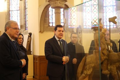 El candidato a la reelección a la Presidencia de la Junta de Castilla y León visita el Palacio Episcopal de Gaudí
