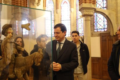 El candidato a la reelección a la Presidencia de la Junta de Castilla y León visita el Palacio Episcopal de Gaudí