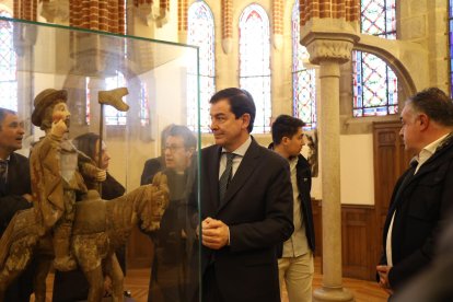 El candidato a la reelección a la Presidencia de la Junta de Castilla y León visita el Palacio Episcopal de Gaudí