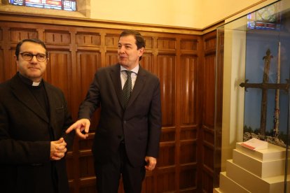 El candidato a la reelección a la Presidencia de la Junta de Castilla y León visita el Palacio Episcopal de Gaudí