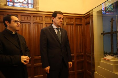El candidato a la reelección a la Presidencia de la Junta de Castilla y León visita el Palacio Episcopal de Gaudí