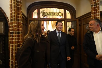 El candidato a la reelección a la Presidencia de la Junta de Castilla y León visita el Palacio Episcopal de Gaudí