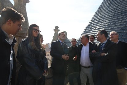 El candidato a la reelección a la Presidencia de la Junta de Castilla y León visita el Palacio Episcopal de Gaudí