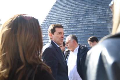 El candidato a la reelección a la Presidencia de la Junta de Castilla y León visita el Palacio Episcopal de Gaudí