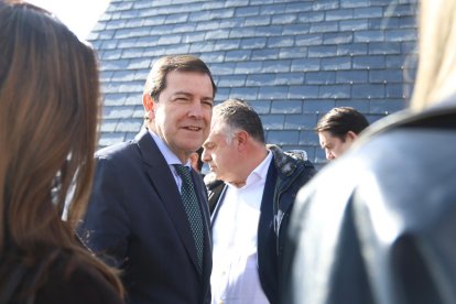 El candidato a la reelección a la Presidencia de la Junta de Castilla y León visita el Palacio Episcopal de Gaudí