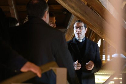 El candidato a la reelección a la Presidencia de la Junta de Castilla y León visita el Palacio Episcopal de Gaudí