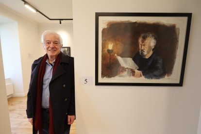 El artista Luis Gómez Domingo ante uno de sus trabajos pictóricos sobre la obra de Gil y Carrasco.