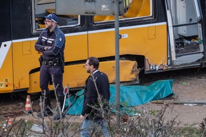 <p>Servicios de emergencia en el lugar de un accidente después de que un tranvía descarrilara en la zona de Porta Venezia de Milán, en Milán, Italia, 27 de febrero de 2026. Una persona murió y casi 40 resultaron heridas después de que un tranvía descarrilara y chocara contra un edificio cercano, según el departamento de bomberos que opera en la escena. (Italia) EFE/EPA/MATTEO CORNER</p>