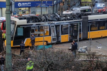 <p>Servicios de emergencia en el lugar de un accidente después de que un tranvía descarrilara en la zona de Porta Venezia de Milán, Italia, 27 de febrero de 2026. Una persona murió y casi 40 resultaron heridas después de que un tranvía descarrilara y chocara contra un edificio cercano, según el departamento de bomberos que opera en la escena. (Italia) EFE/EPA/MATTEO CORNER</p>