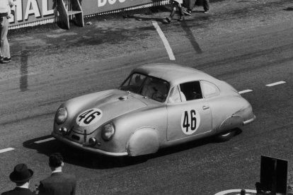 El versátil 356 SL (circuitos, rallyes, récords…) específicamente diseñado para competición, tuvo el honor de firmar la victoria de clase en las 24 Heures du Mans 1951. 