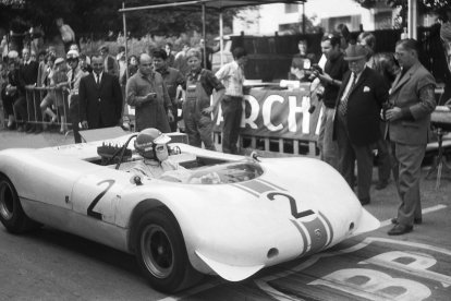 Pilotos tan conocidos -y victoriosos- como Rolf Stommelen corrieron habitualmente con el 909 Bergspyder; en Mont Ventoux 1968. 