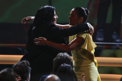BARCELONA, 28/02/2026.- La actriz Patricia López Arnaiz (d) y la realizador Alauda Ruiz de Arzua durante los Premios Goya en su 40 edición, este sábado en el Auditorio Fórum CCIB de Barcelona. EFE/Alberto Estévez.