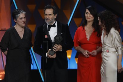<p>Los productores de la cinta ´Los domingos´ tras recibir el Goya a mejor película durante la 40 edición de los premios, este sábado en el Auditorio Fórum CCIB de Barcelona. EFE/Alberto Estévez</p>