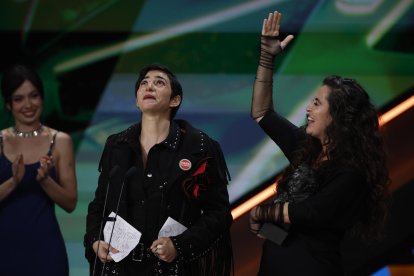 <p>La actriz Alba Flores (i) tras recibir el Goya a mejor canción original por ´Flores para Antonio´, durante la ceremonia de entrega de los Premios Goya en su 40 edición, este sábado en el Auditorio Fórum CCIB de Barcelona. EFE/Alberto Estévez</p>