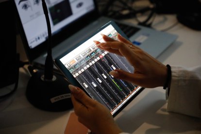 Con la mesa de mezclas se recrean sonidos reales que generan estrés al sanitario.