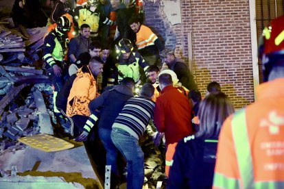 Tres personas atrapadas tras el derrumbe de un edificio de dos plantas en Siete Iglesias de Trabancos (Valladolid)