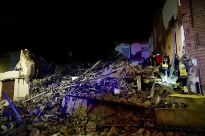 Tres personas atrapadas tras el derrumbe de un edificio de dos plantas en Siete Iglesias de Trabancos (Valladolid)