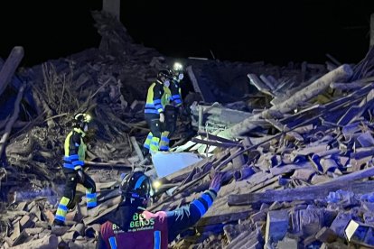 Tres personas atrapadas tras el derrumbe de un edificio de dos plantas en Siete Iglesias de Trabancos (Valladolid)