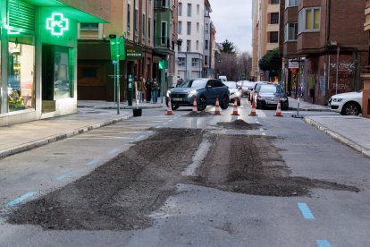 Parches en mitad de la calle.