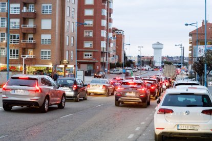 Colas en la avenida Gutiérrez Mellado.