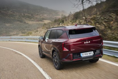 El amplio portón, de superficies limpias, y los verticalmente estilizados grupos ópticos, personalizan poderosamente la vista zaguera del EV5.