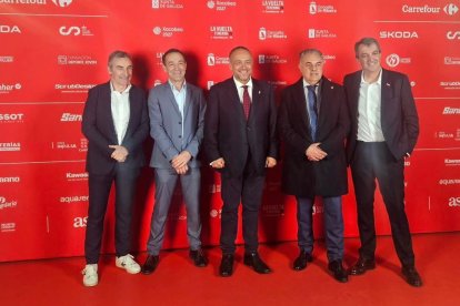 Escartín, Julián García, José Luis Nieto, Álvarez Courel y Guillén posan en la presentación de la Vuelta a España femenina 2026.