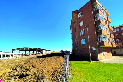 Vista del linde de la obra con un inmueble.