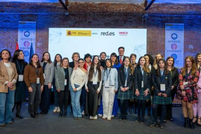 Foto de familia de las participantes con el ministro de Transformación Digital, Óscar López.