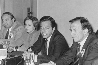 Las primeras elecciones regionales en Castilla y León en 1983. El candidato del CDS, Adolfo Suárez (2D), ofrece una rueda de prensa en el Hotel Melia Parque de Valladolid durante la campaña electoral de 1983