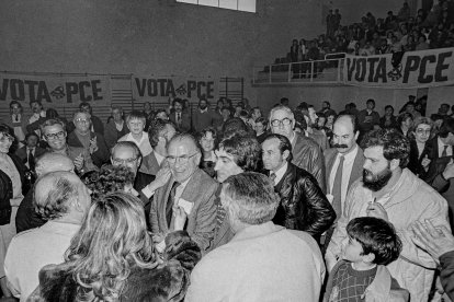 Las primeras elecciones regionales en Castilla y León en 1983. El secretario general del PCE Santiago Carrillo participa en un mitin en el polideportivo Huerta del Rey en la campaña electoral de 1983
