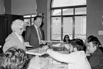 Las primeras elecciones regionales en Castilla y León en 1983. Votaciones en las elecciones de 1983 en un colegio electoral de Zaratán