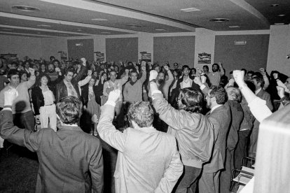 Las primeras elecciones regionales en Castilla y León en 1983. Dirigentes y simpatizantes del PSOE, celebran los resultados de las elecciones de 1983