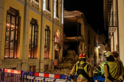 Se desploma la fachada de la Casona de Dámaso Merino en León.