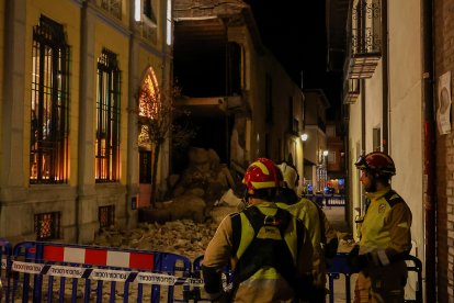 Se desploma la fachada de la Casona de Dámaso Merino en León.