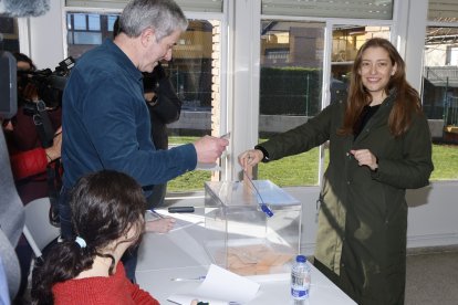 Ester Muñoz ejerce su derecho al voto en las Escuelas Viejas de Carbajal