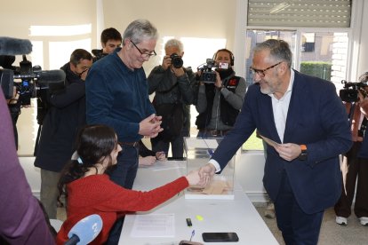 El candidato de Vox a la presidencia de la Junta de Castilla y León, Carlos Pollán, ejerce su derecho al voto.