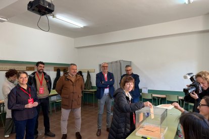 Mabel Fernández ejerce su derecho al voto 