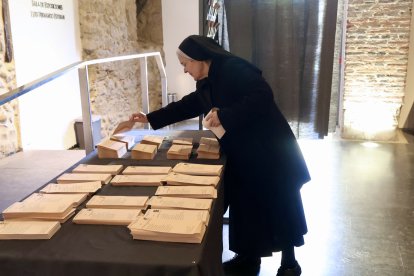 Una religiosa ejerce su derecho al voto