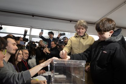 Carlos Martínez, ejerce su derecho al voto