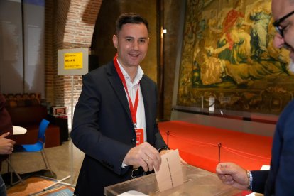 El secretario general del PSOE leonés y diputado nacional Javier Alfonso Cendón deposita su voto