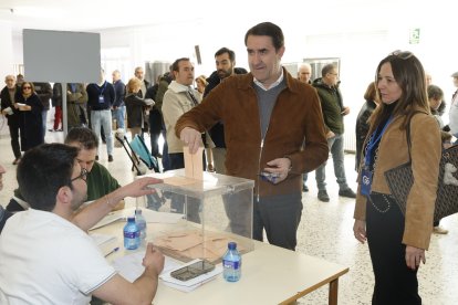 Juan Carlos Suárez-Quiñones, presidente del PP provincial, deposita su voto en la urna.