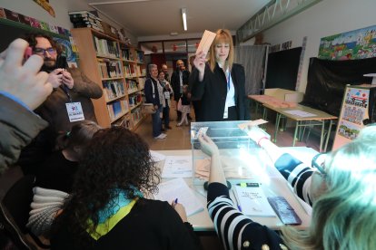 La candidata de Coalición por El Bierzo (CB), Myriam Blanco, acudió a votar acompañada del secretario general de la formación bercianista, Iván Alonso, en el colegio de Flores del Sil (Ponferrada). Blanco aspira a llevar la representación berciana a las Cortes.
