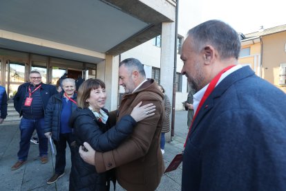 Políticos y ciudadanos se dan cita en las urnas en Ponferrada.