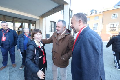 Políticos y ciudadanos se dan cita en las urnas en Ponferrada.