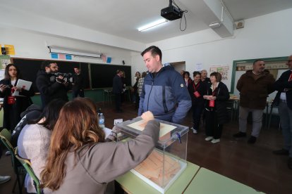 Políticos y ciudadanos se dan cita en las urnas en Ponferrada.