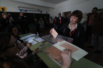 Políticos y ciudadanos se dan cita en las urnas en Ponferrada.