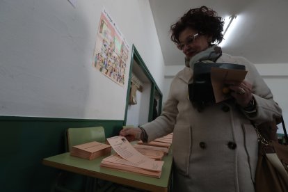 Políticos y ciudadanos se dan cita en las urnas en Ponferrada.