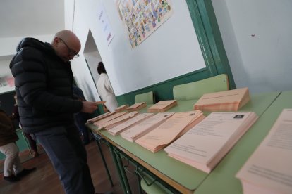 Políticos y ciudadanos se dan cita en las urnas en Ponferrada.