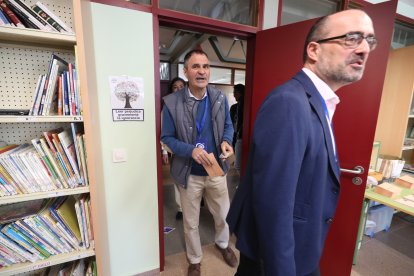 Políticos y ciudadanos se dan cita en las urnas en Ponferrada.